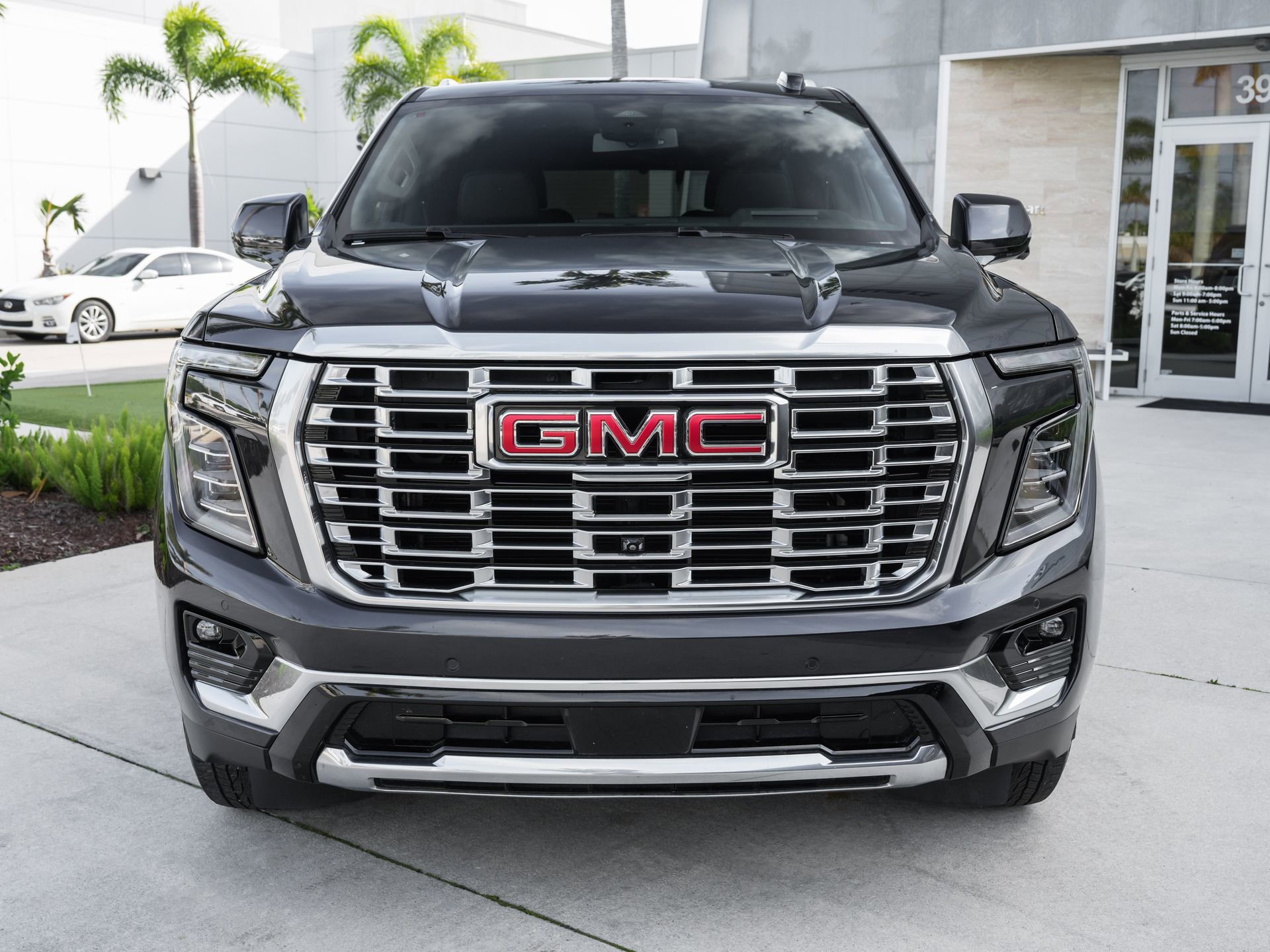 Used 2025 GMC Yukon Denali RWD image 4