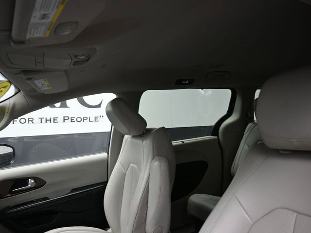 Used 2021 Chrysler Voyager Lxi image 17