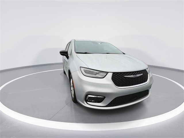 Used 2024 Chrysler Pacifica Touring-L image 3