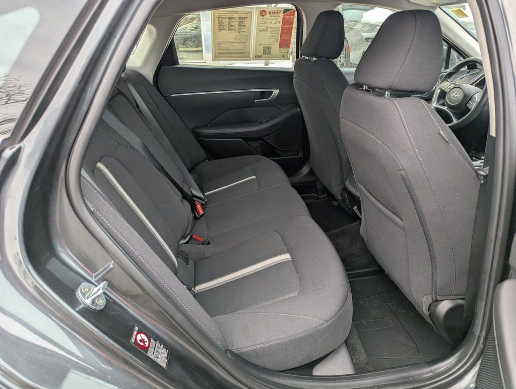 Used 2022 Hyundai Sonata SEL w/ Winter Weather Package image 16