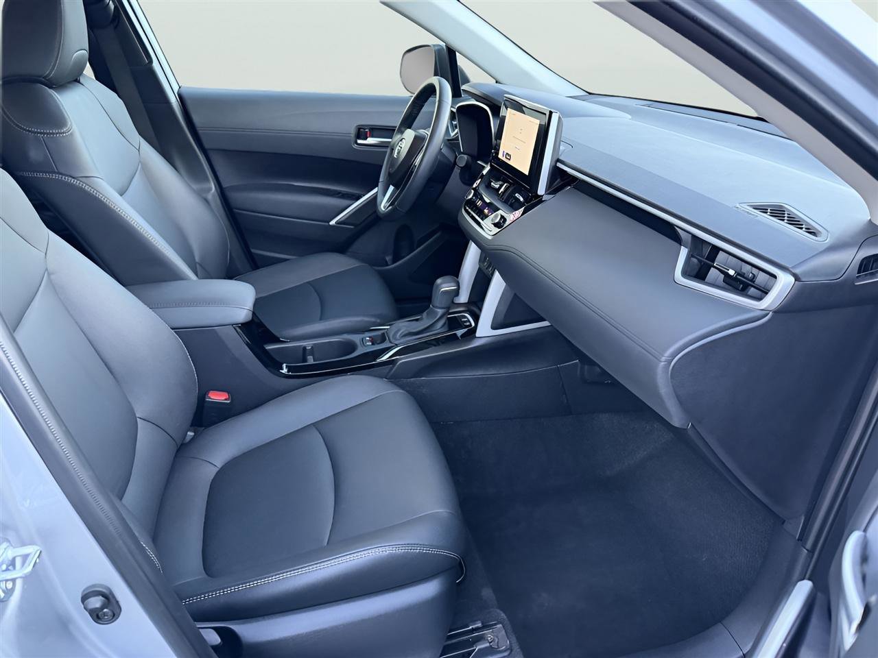 Used 2025 Toyota Corolla Cross XLE image 24