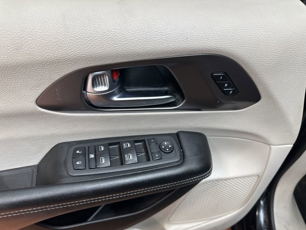 Used 2022 Chrysler Pacifica Touring-L image 24