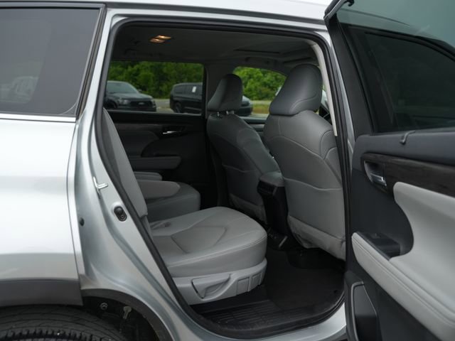 Used 2020 Toyota Highlander Limited FWD image 22