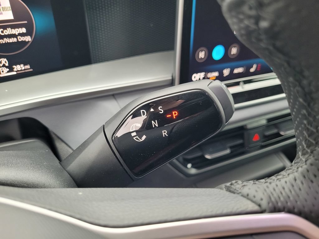 New 2026 Volkswagen Tiguan SE R-Line FWD image 23