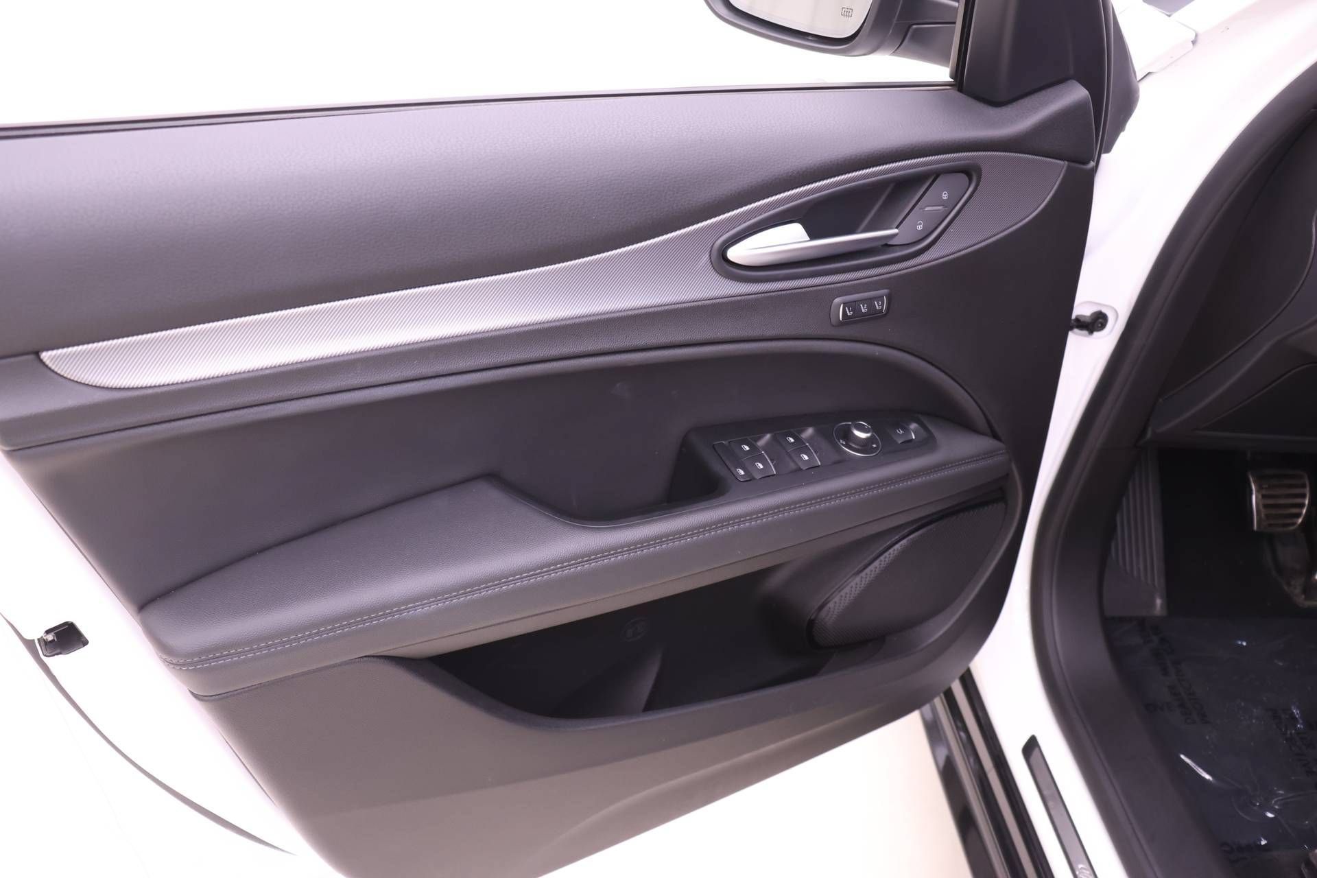Certified 2024 Alfa Romeo Stelvio Veloce AWD/4WD image 12