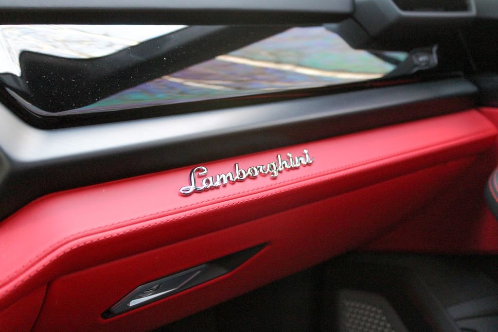 Used 2025 Lamborghini Urus SE image 21