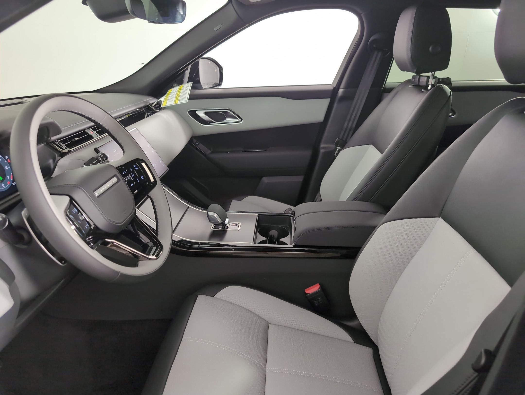 Used 2026 Land Rover Range Rover Velar Dynamic SE image 4
