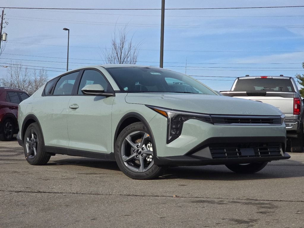 New 2025 Kia K4 LXS image 1