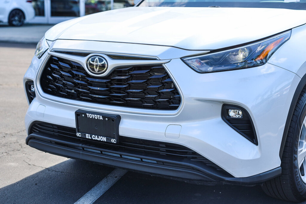 Used 2023 Toyota Highlander LE AWD/4WD image 19