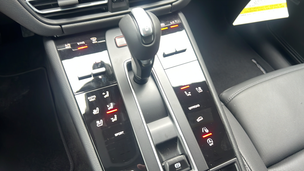 New 2026 Porsche Macan AWD/4WD image 25