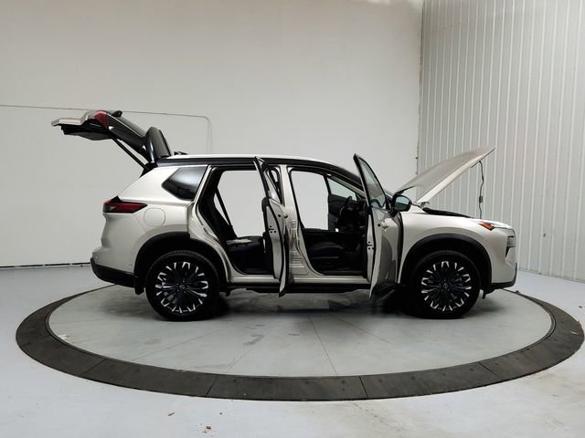Used 2025 Nissan Rogue SL w/ Tech Package image 16