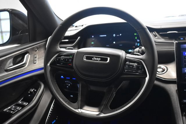 Used 2022 Jeep Grand Cherokee Overland w/ Luxury Tech Group IV AWD/4WD image 24