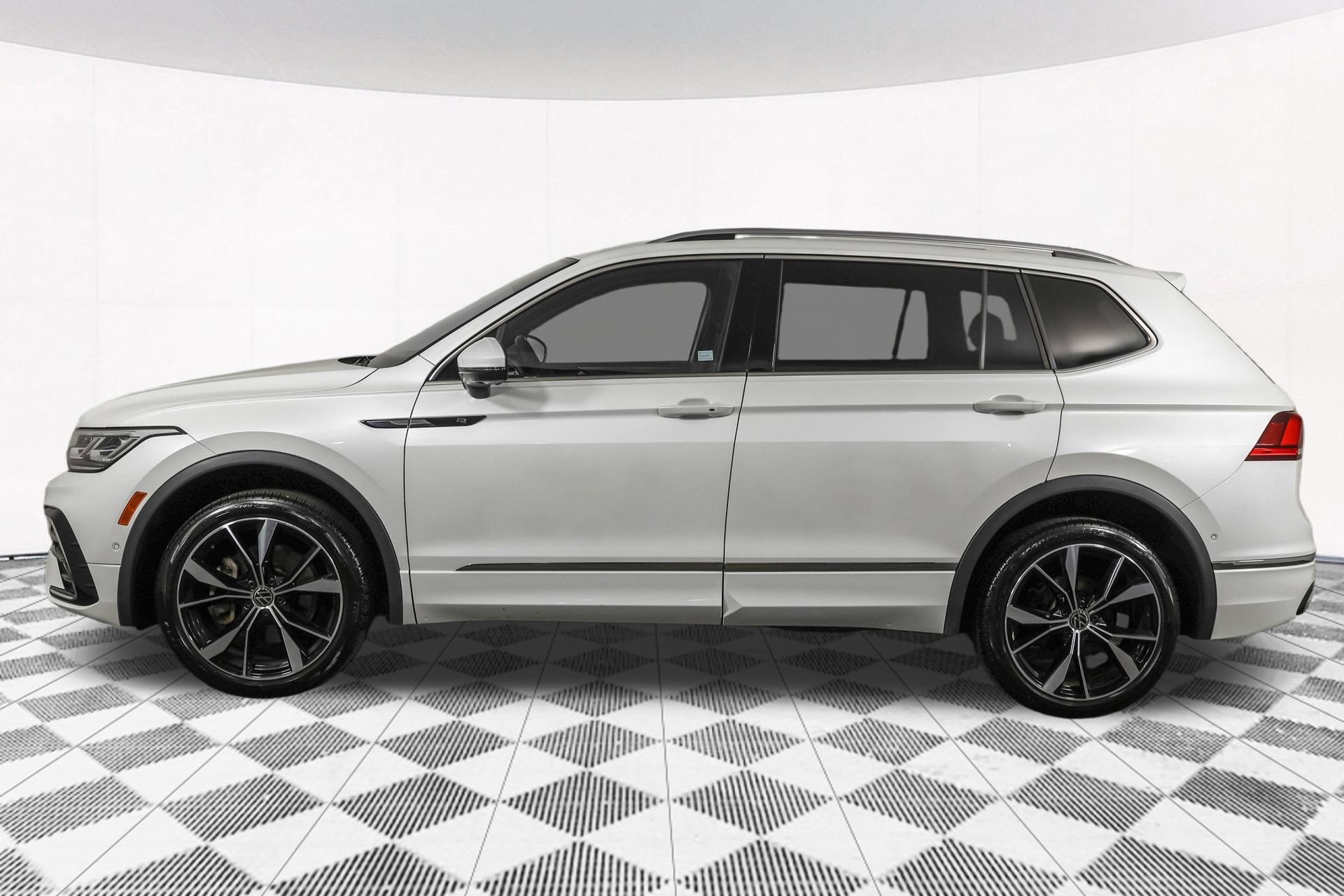 Used 2023 Volkswagen Tiguan SEL R-Line AWD/4WD image 19