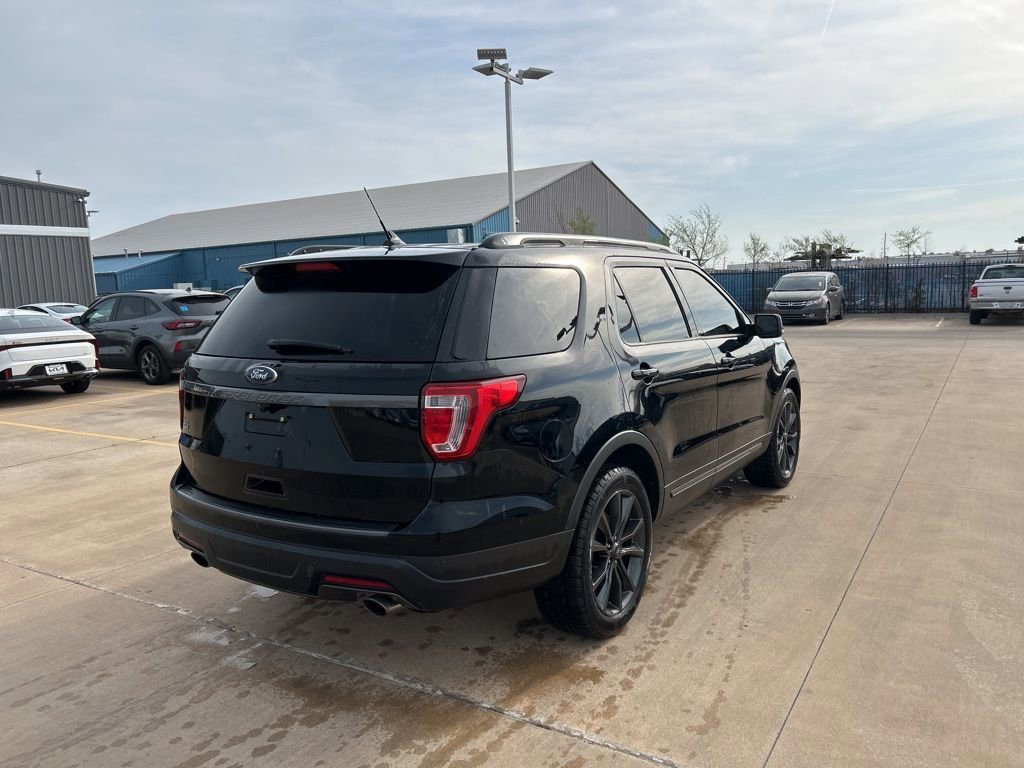 Used 2018 Ford Explorer XLT w/ Equipment Group 202A image 3