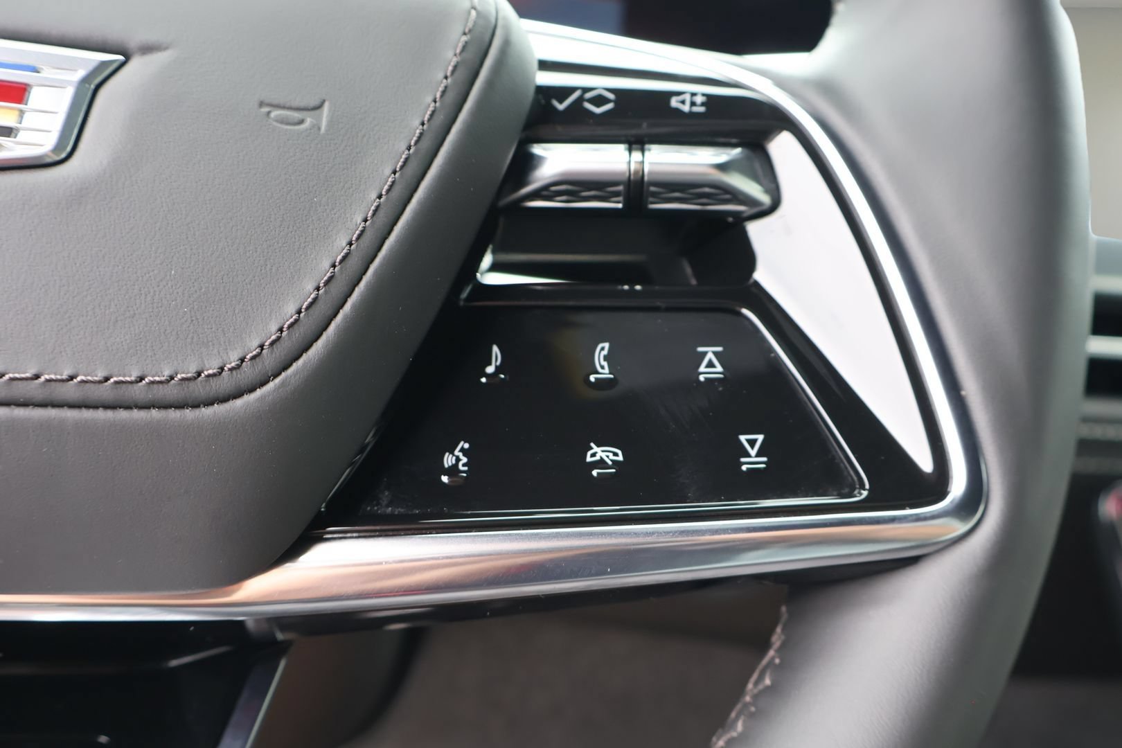Certified 2025 Cadillac Escalade ESV V AWD/4WD image 25
