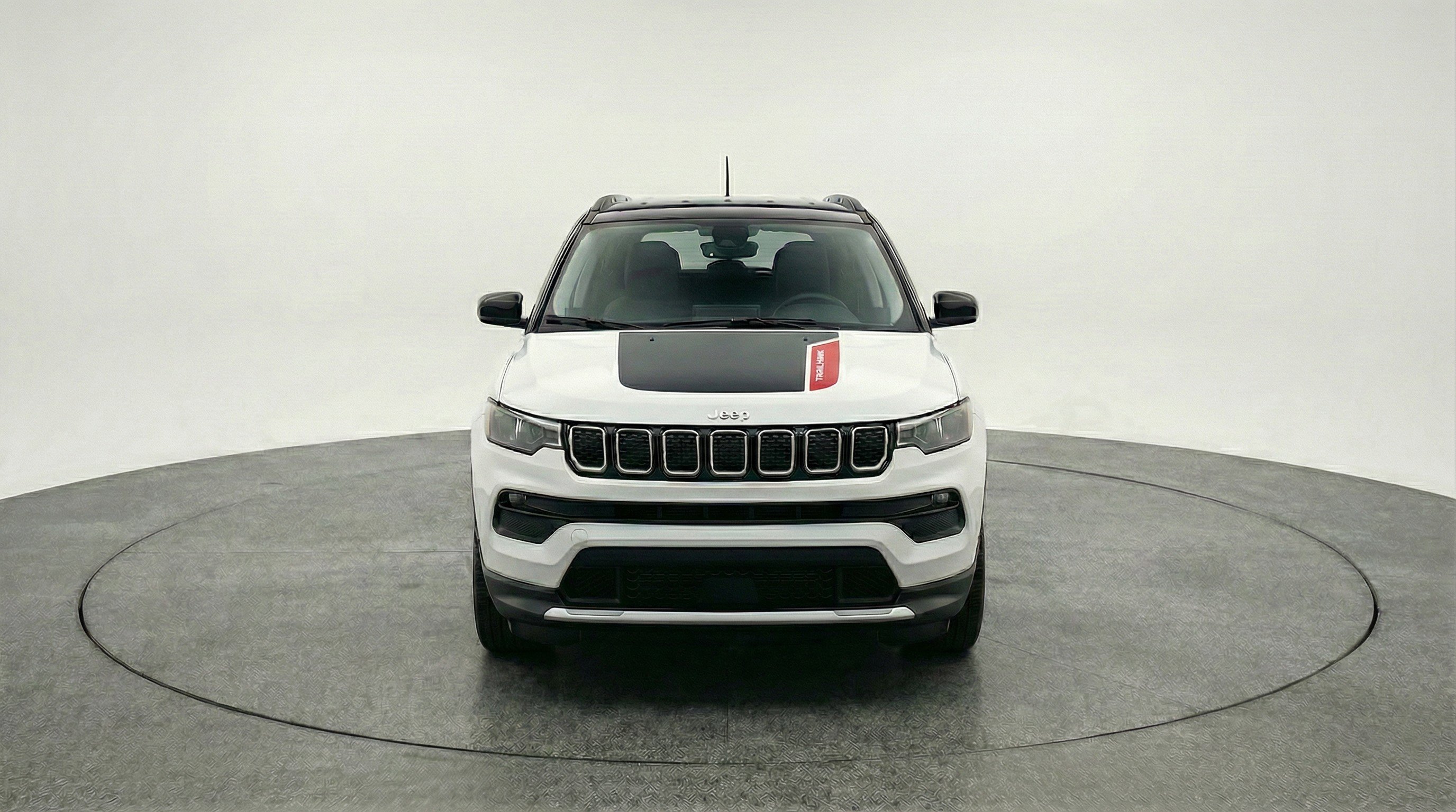 Used 2025 Jeep Compass Trailhawk AWD/4WD image 2