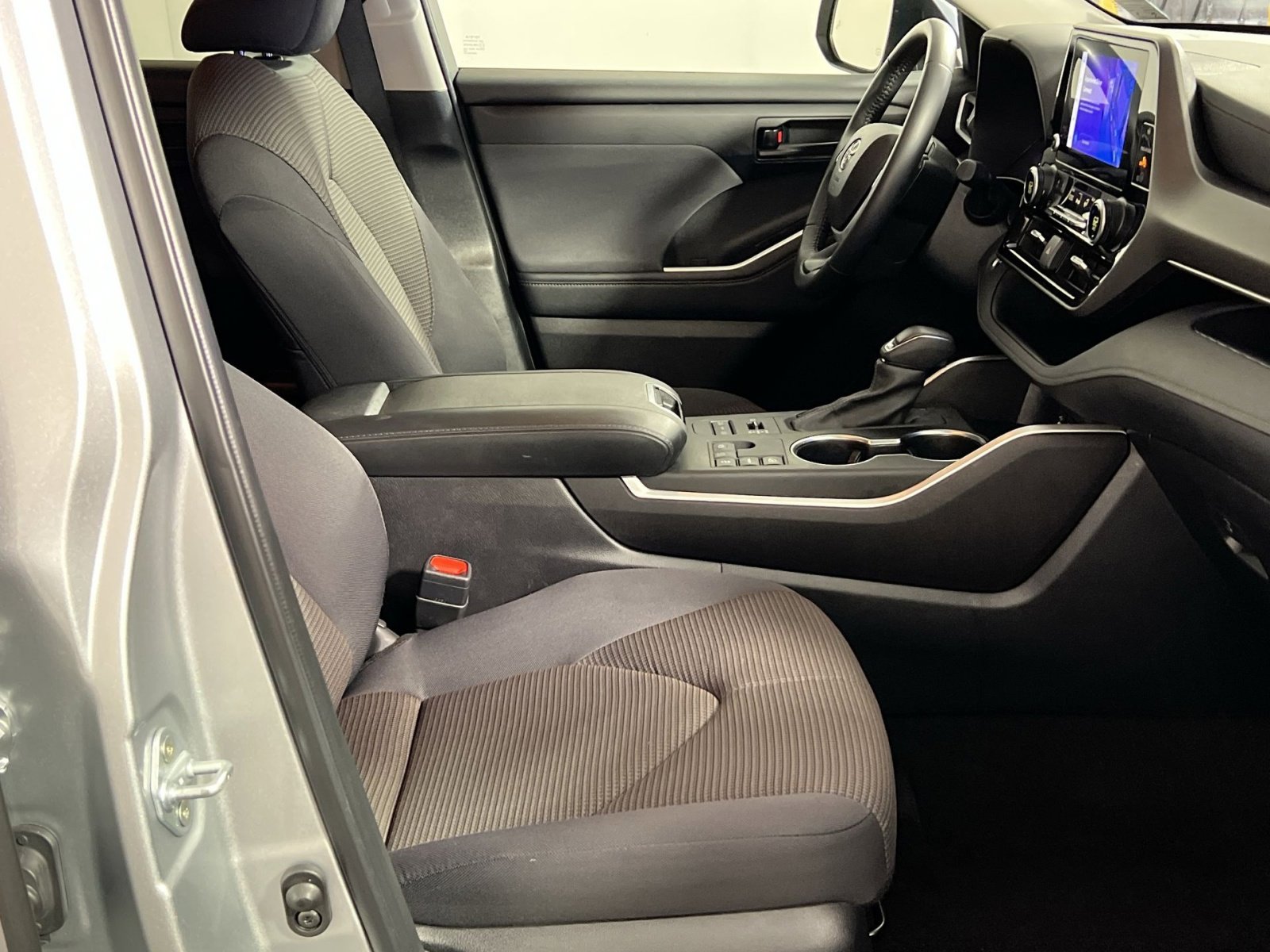 Used 2024 Toyota Highlander LE image 29