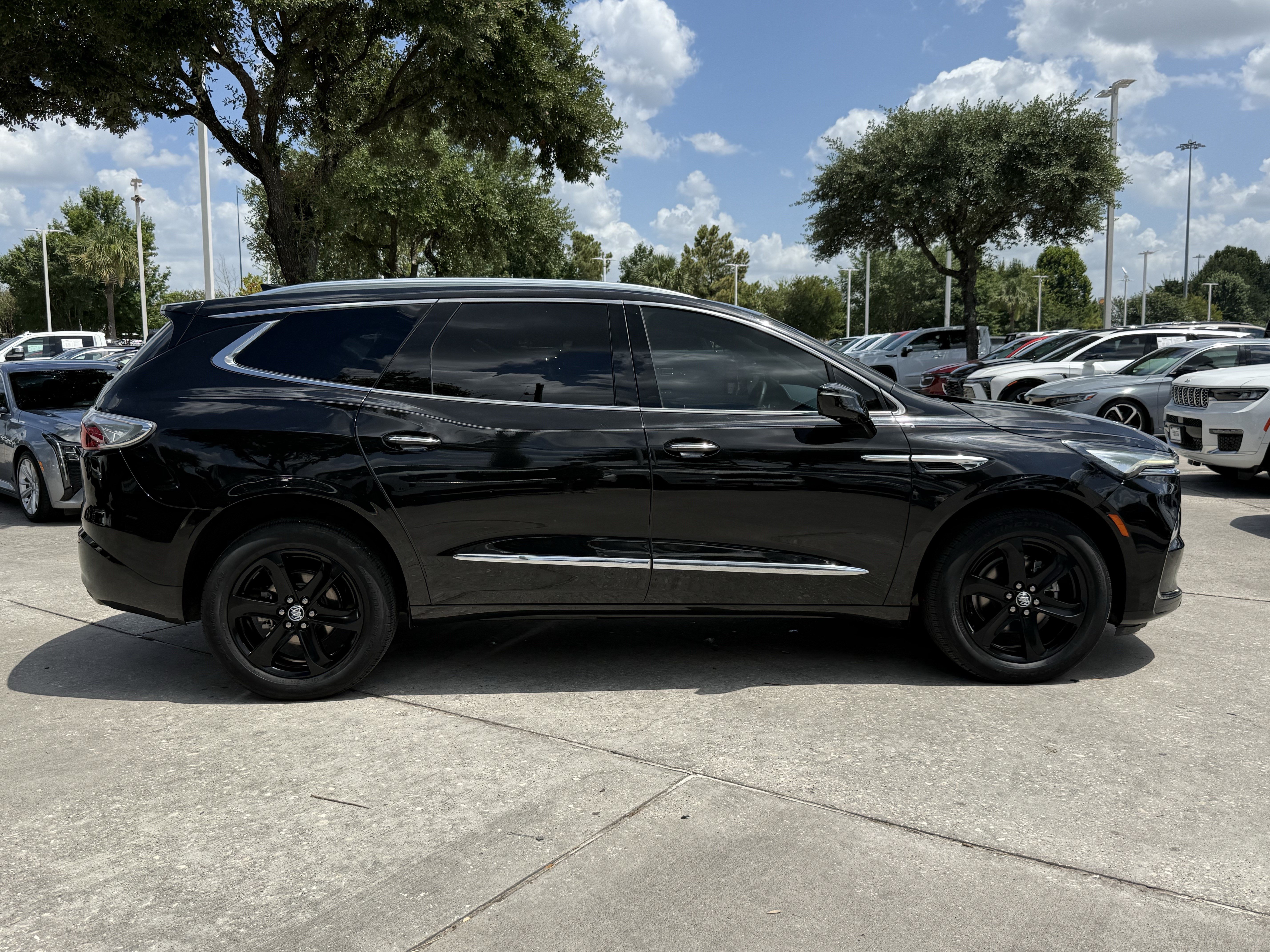 Used 2024 Buick Enclave Essence w/ Sport Touring Edition FWD image 3