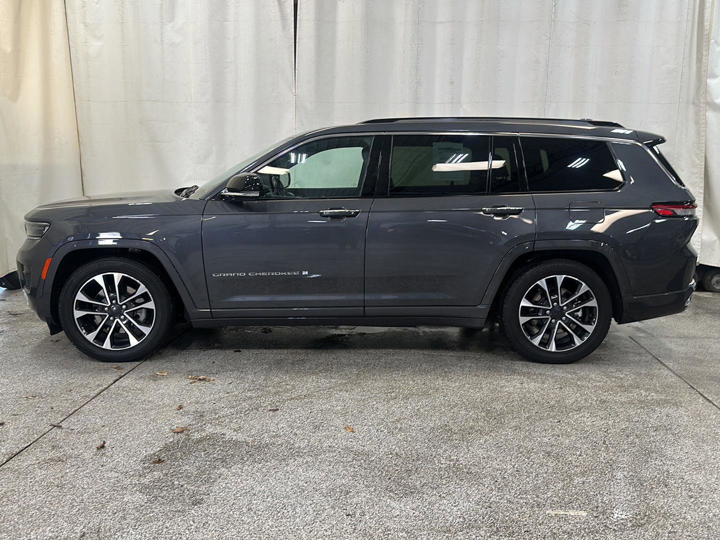 Certified 2022 Jeep Grand Cherokee L Overland AWD/4WD image 2