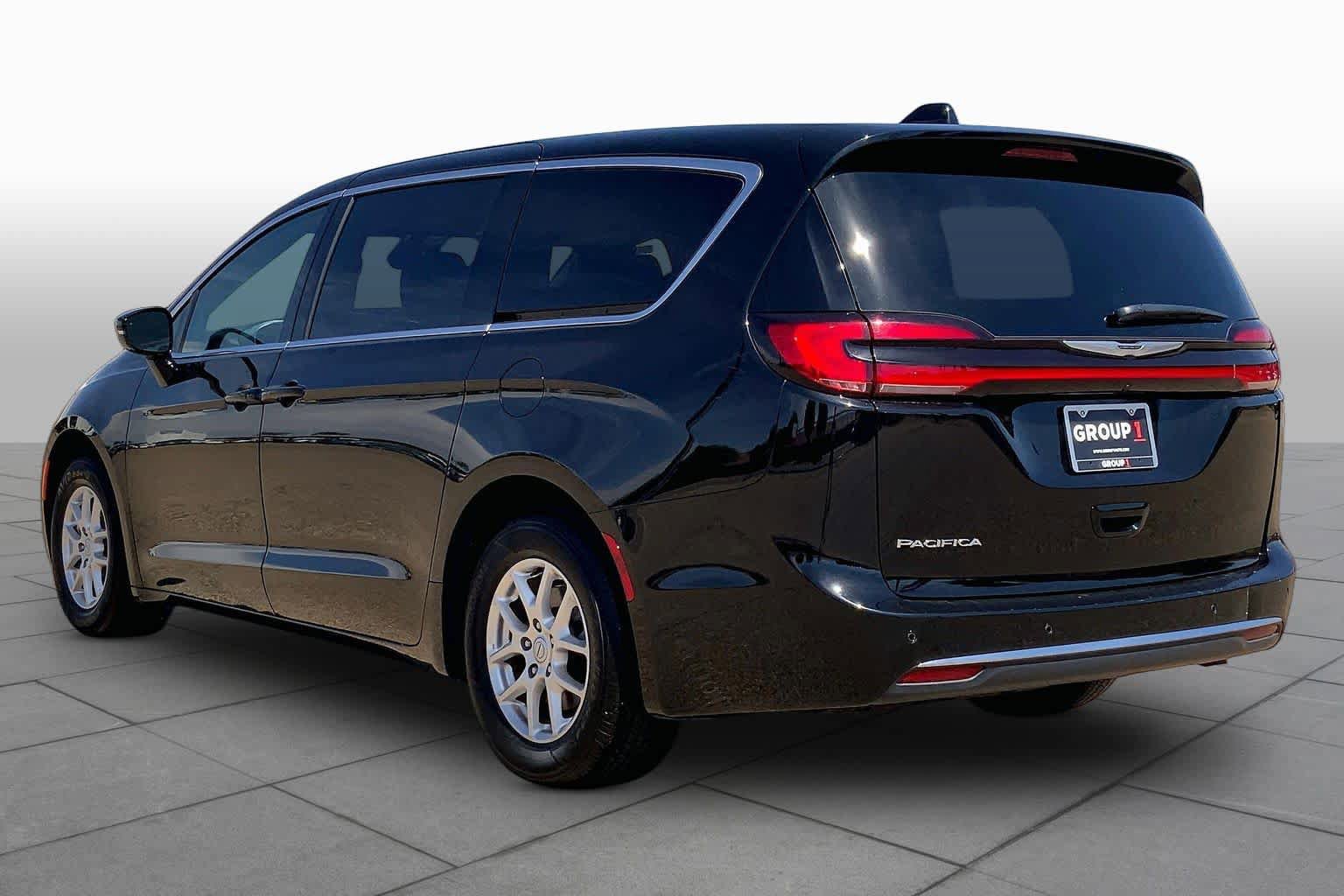 Used 2025 Chrysler Pacifica Select FWD image 12