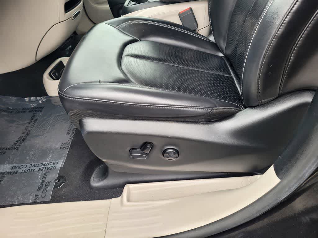 Used 2023 Chrysler Pacifica Touring-L image 15