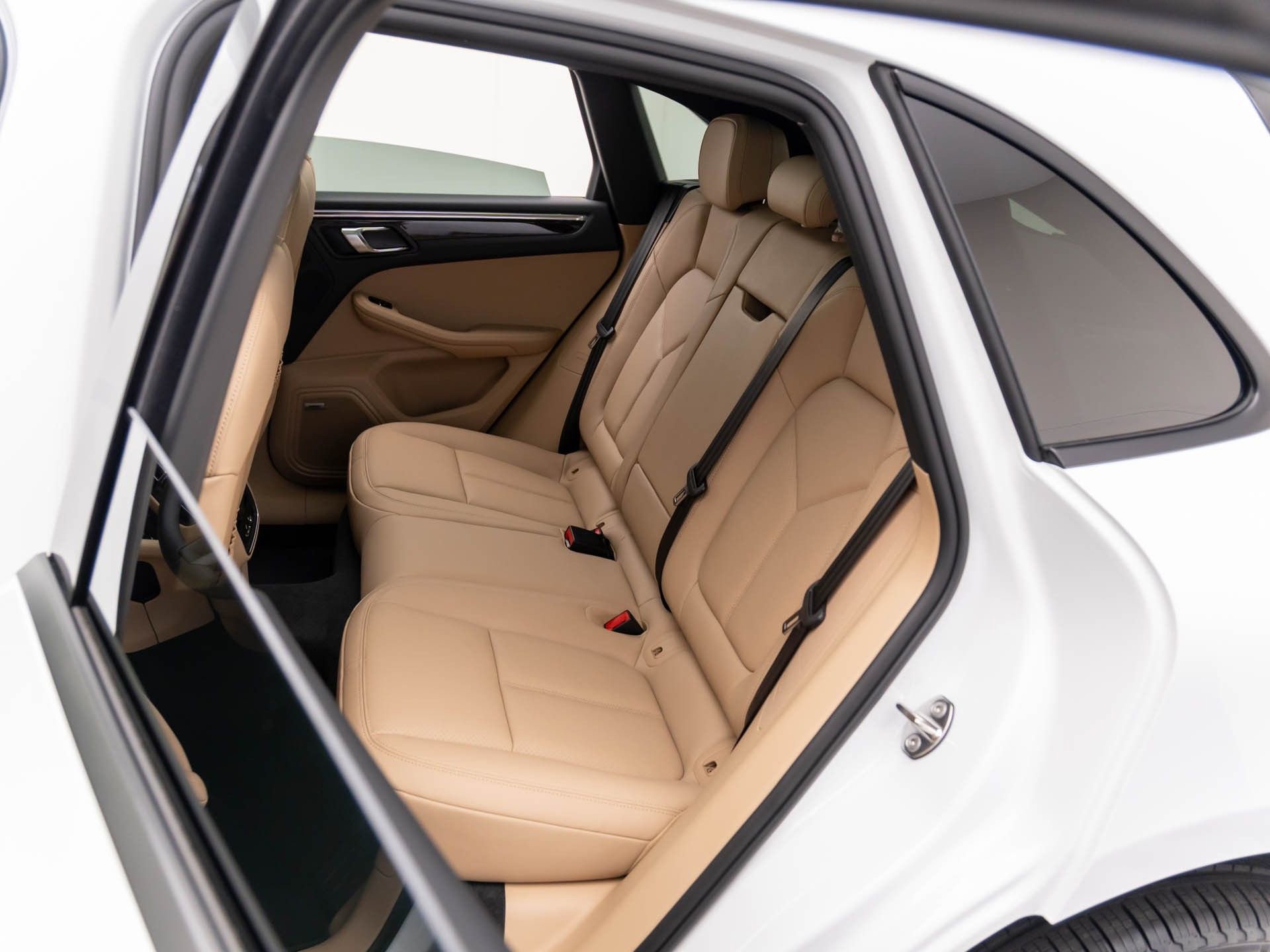 Certified 2025 Porsche Macan image 17