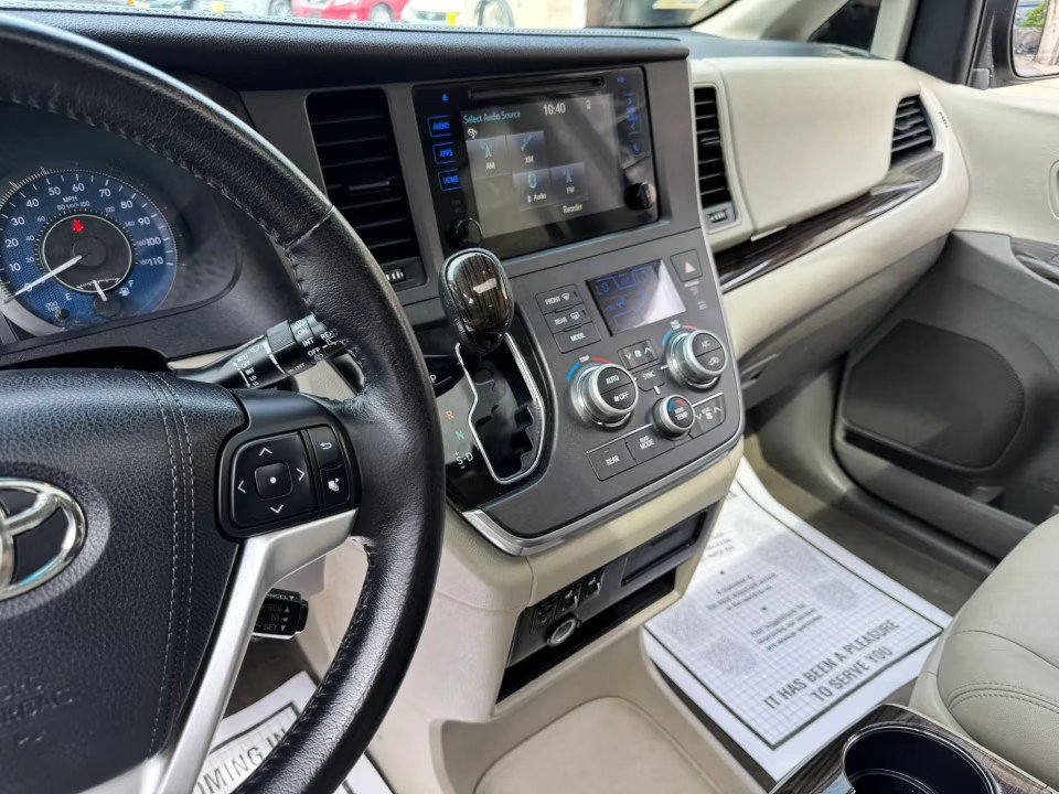 Used 2015 Toyota Sienna XLE FWD image 25