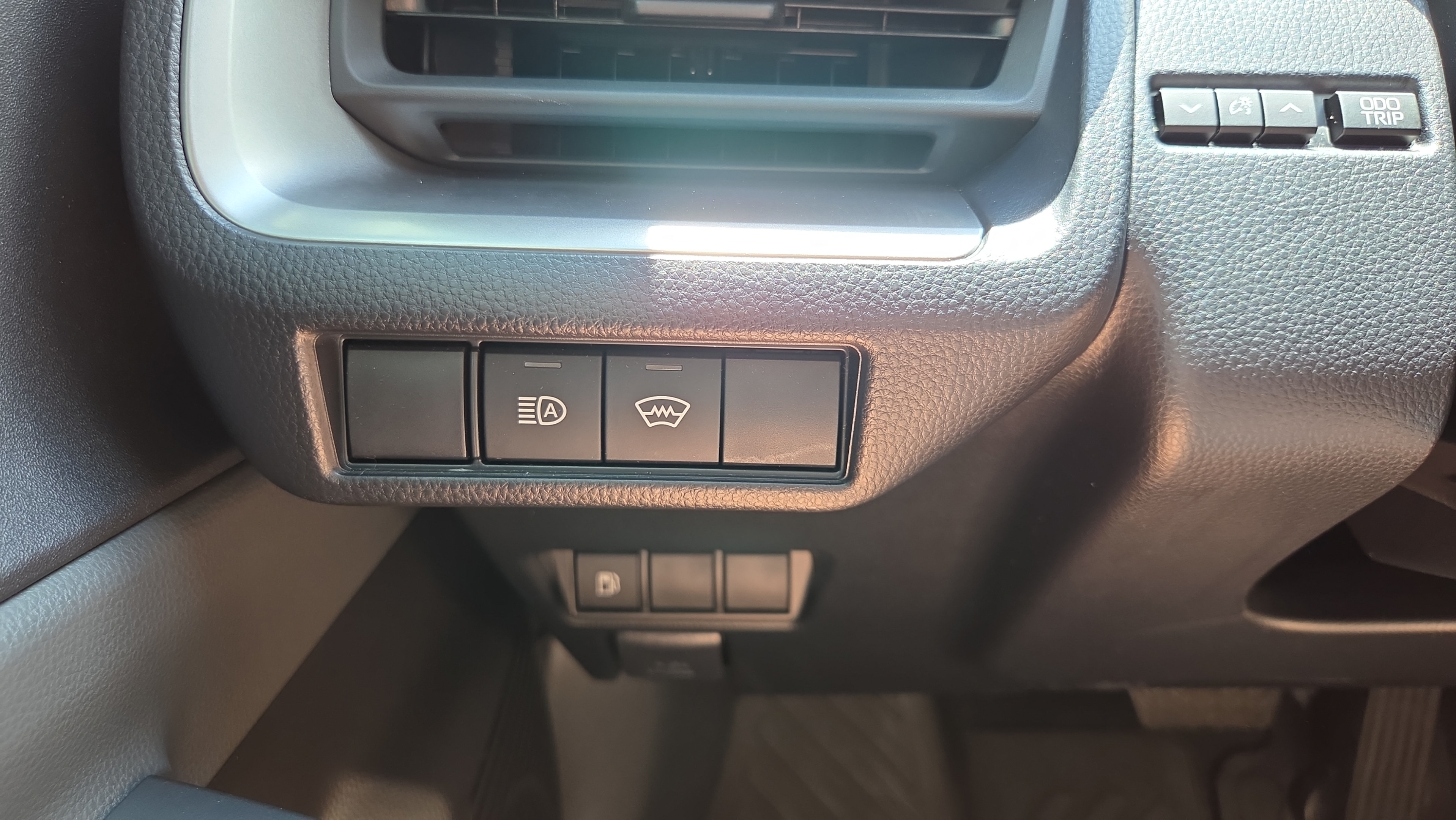 Certified 2025 Toyota Prius LE FWD image 17