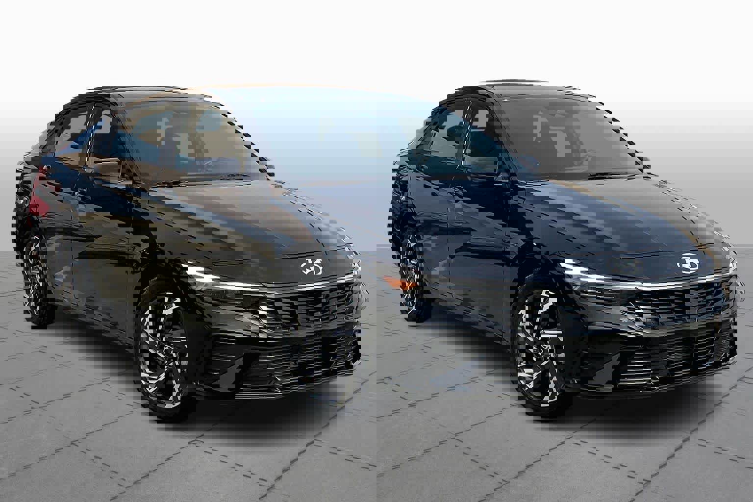 Used 2025 Hyundai Elantra Sport image 3