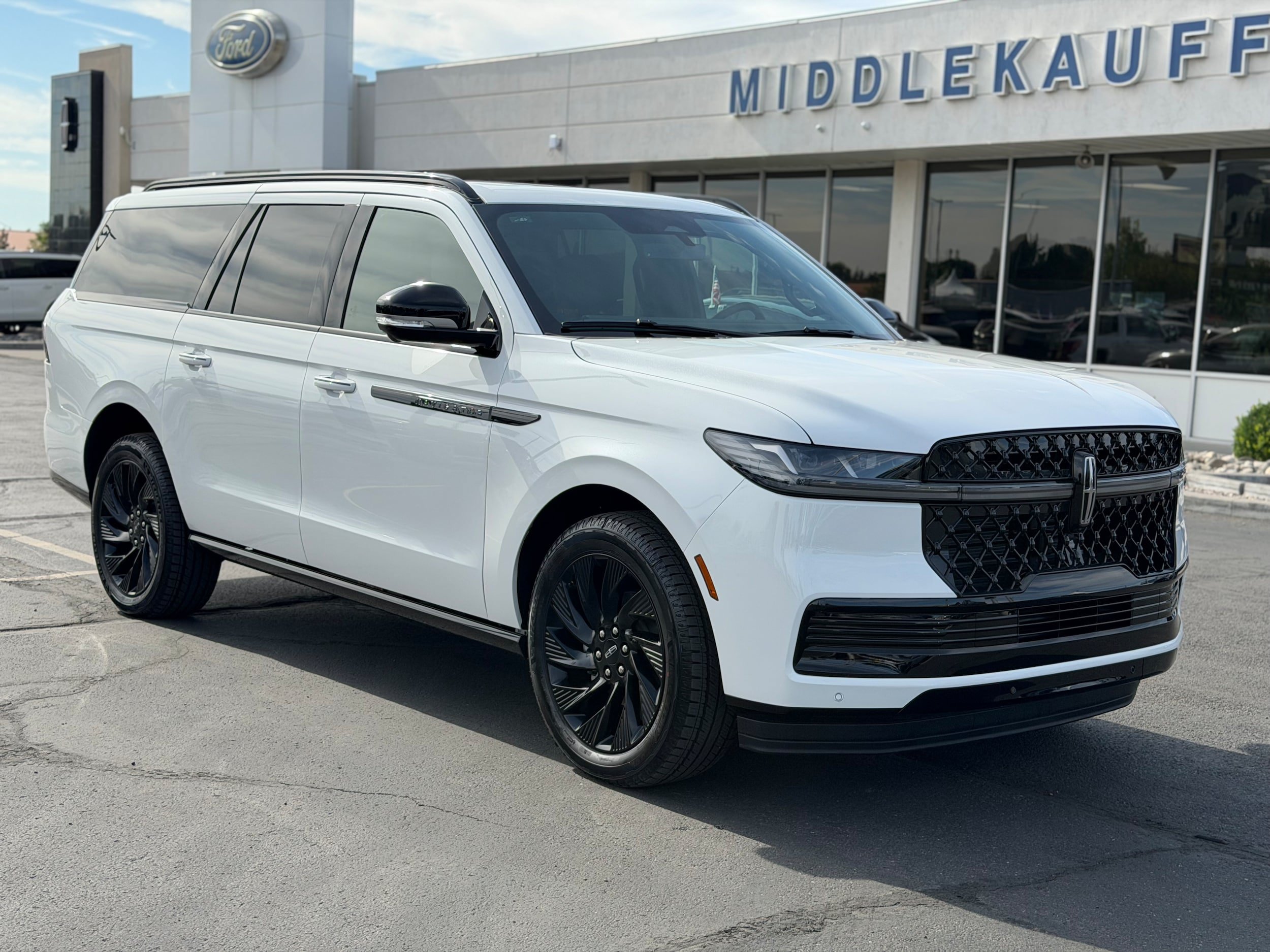 New 2027 Lincoln Navigator L Reserve w/ Jet Appearance Package AWD/4WD image 1