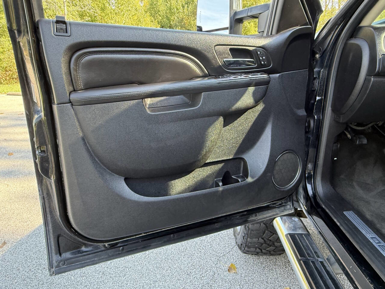 Used 2011 GMC Sierra 2500 Denali w/ Suspension Package, Off-Road image 15