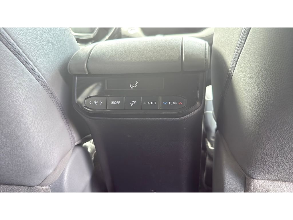 Used 2020 Toyota Highlander XLE image 25
