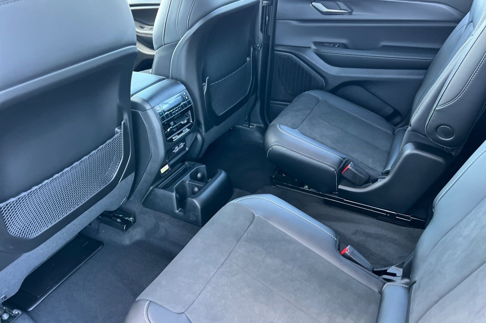 New 2025 Jeep Grand Cherokee L Laredo image 12