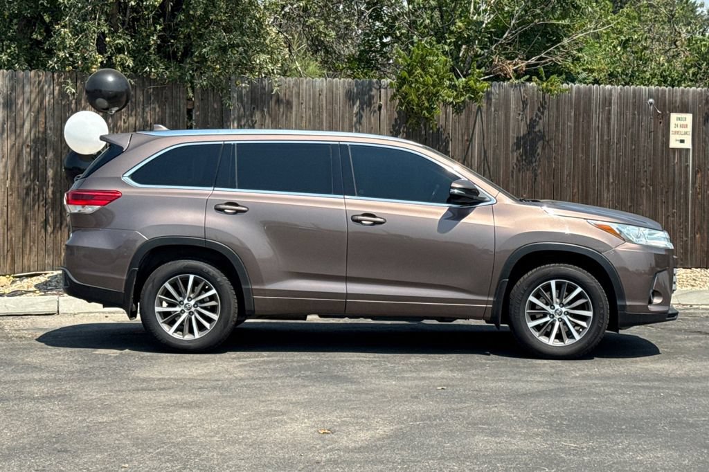 Used 2018 Toyota Highlander XLE AWD/4WD image 3