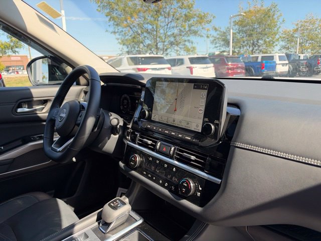 Used 2025 Nissan Pathfinder Platinum AWD/4WD image 38