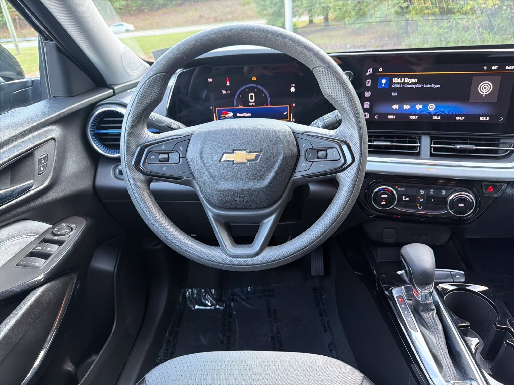 Used 2025 Chevrolet Trax LT FWD image 24