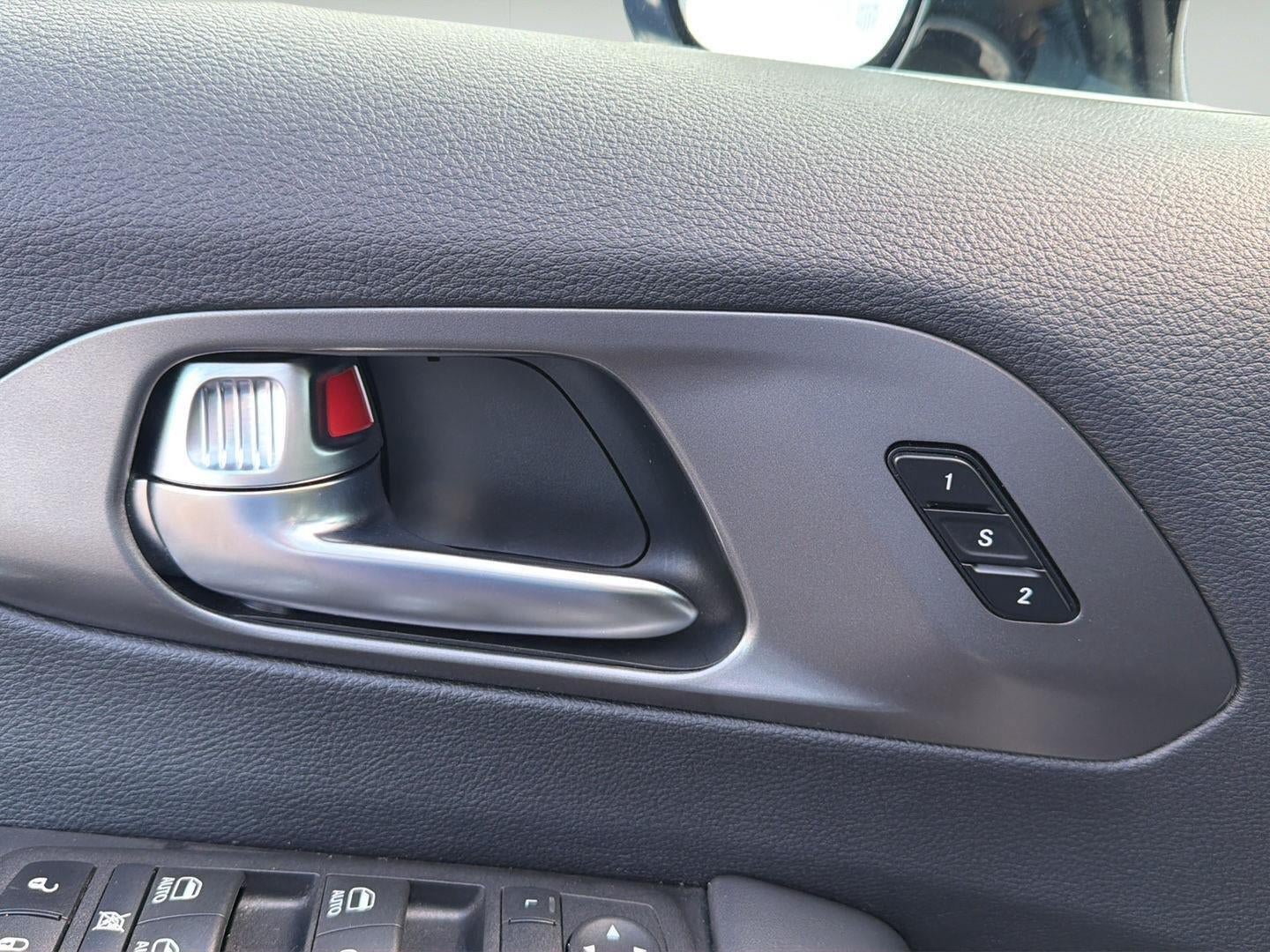 Used 2025 Chrysler Pacifica Select FWD image 13