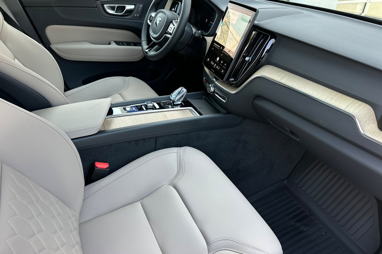 New 2026 Volvo XC60 T8 Plus w/ Climate Package PRO AWD/4WD image 16