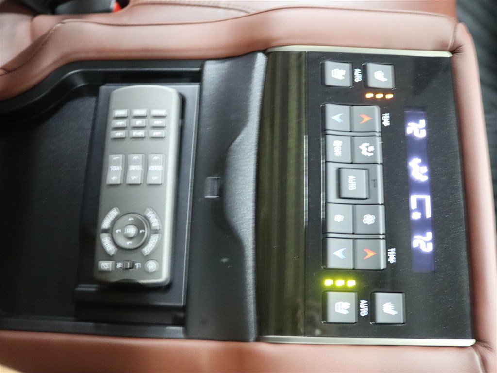 Used 2019 Lexus LX 570 4WD w/ Luxury Package image 32