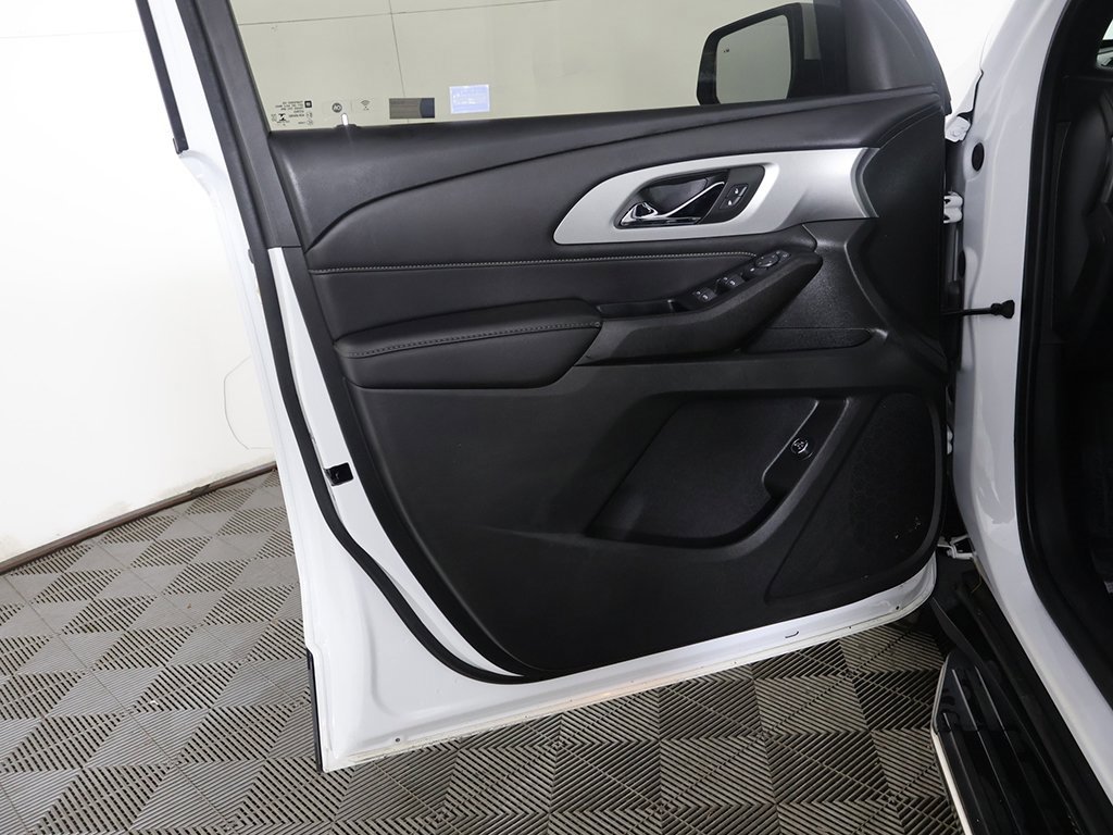 Used 2023 Chevrolet Traverse LT image 21