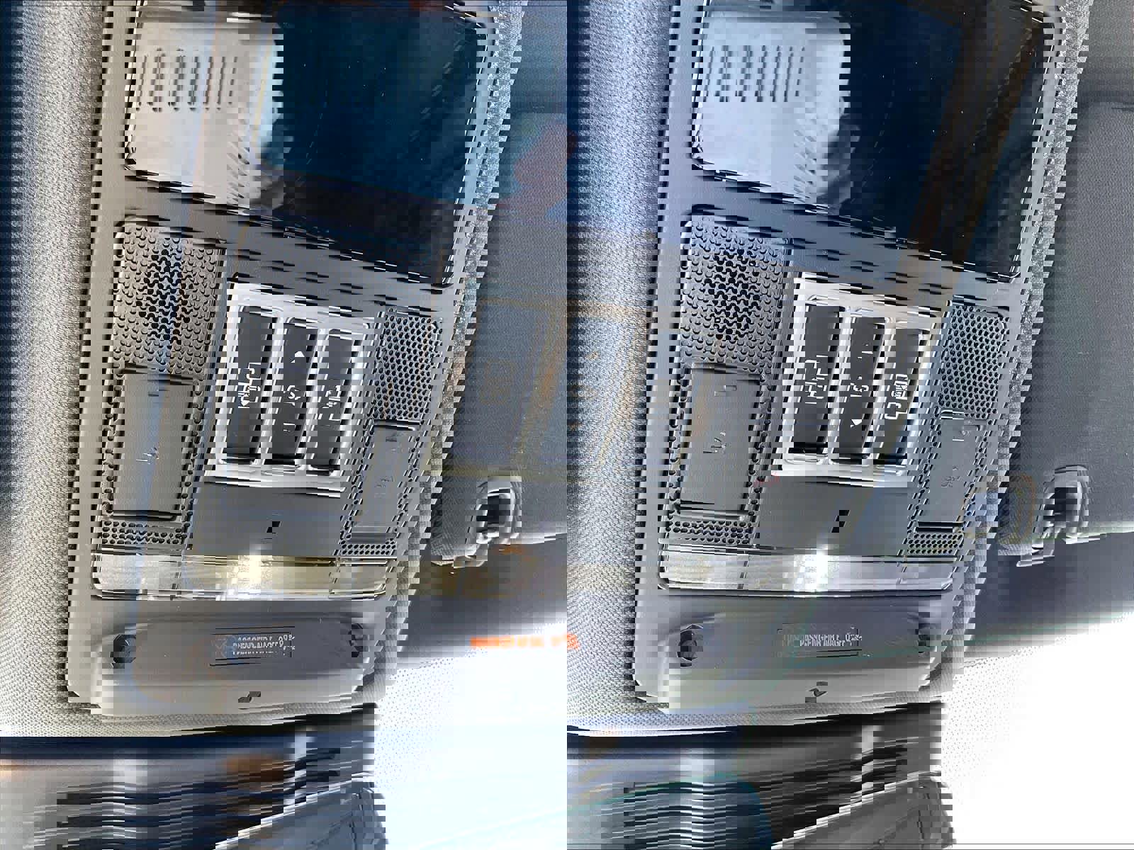 Used 2025 Land Rover Discovery Dynamic SE image 36