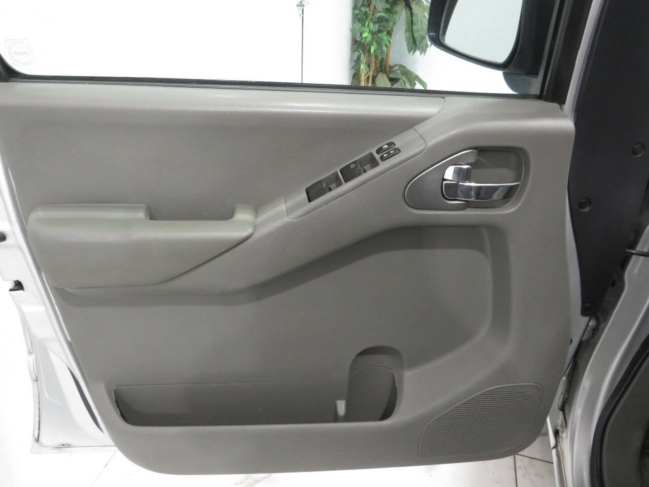 Used 2013 Nissan Frontier SV w/ SV Value Truck Pkg RWD image 22