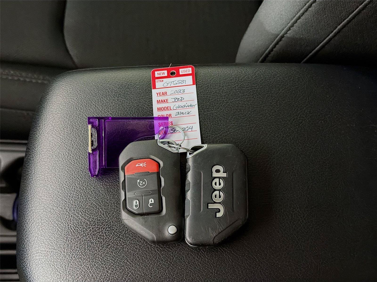 Used 2023 Jeep Gladiator Sport AWD/4WD image 4