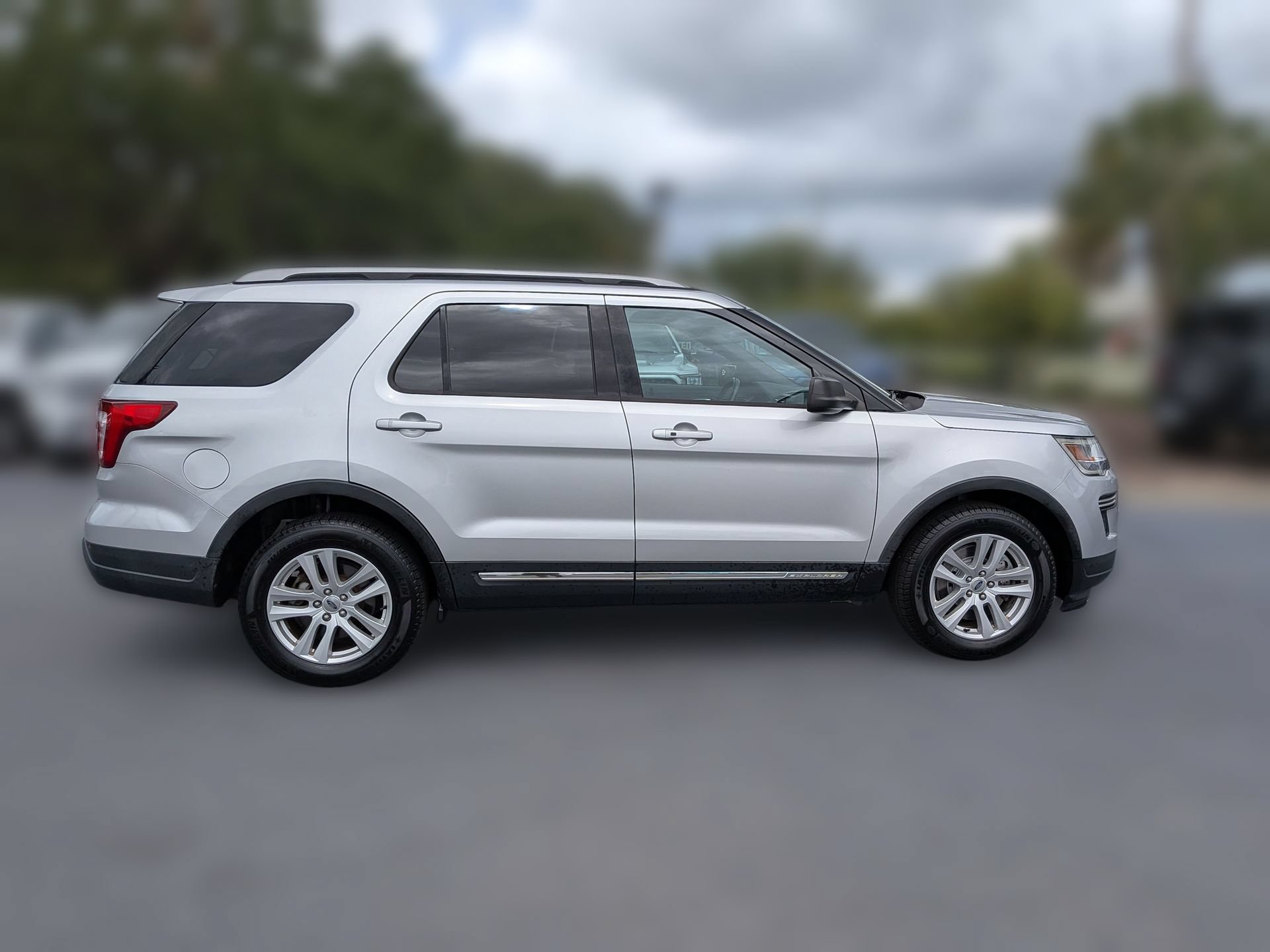 Used 2019 Ford Explorer XLT FWD image 3