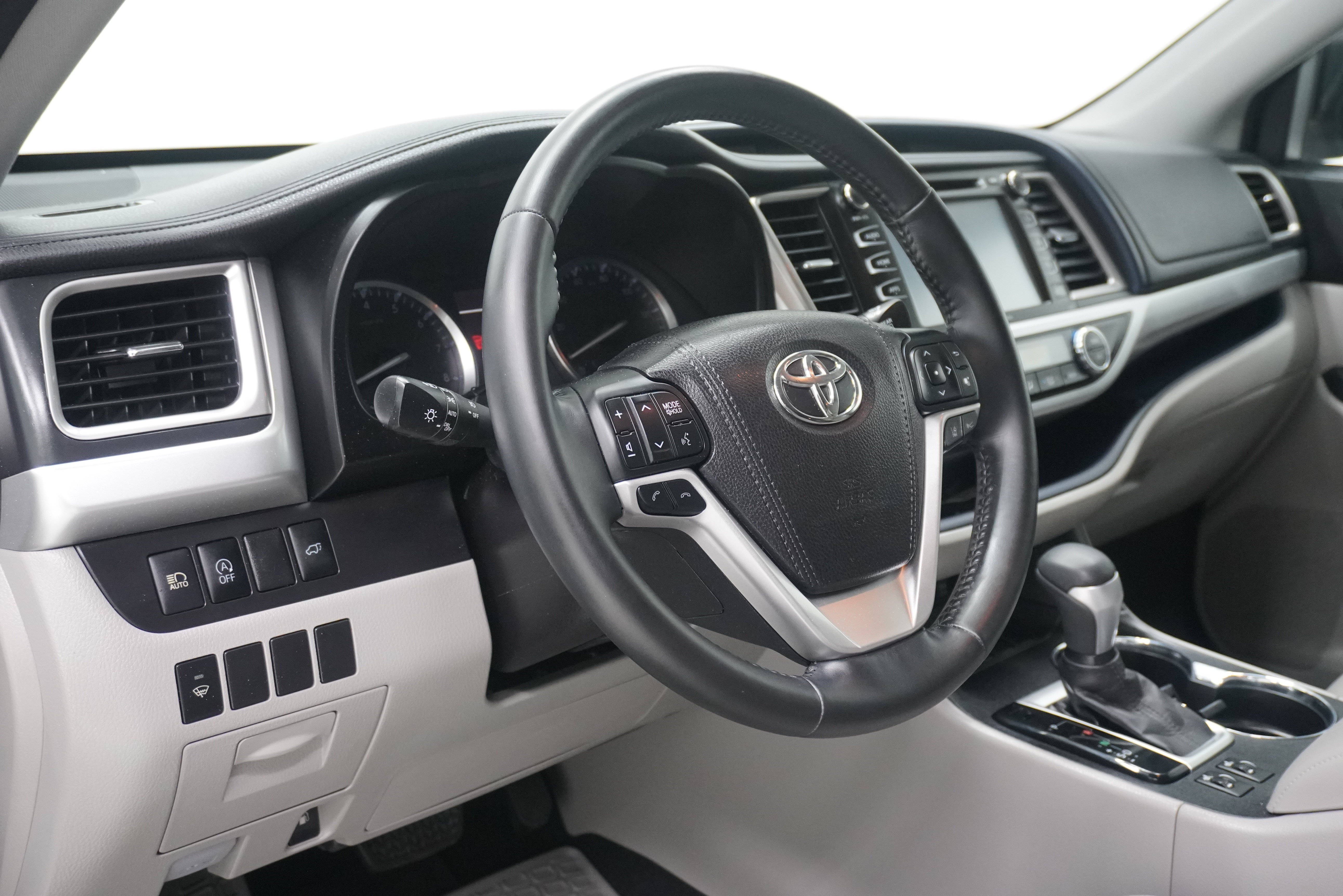 Used 2017 Toyota Highlander XLE FWD image 10