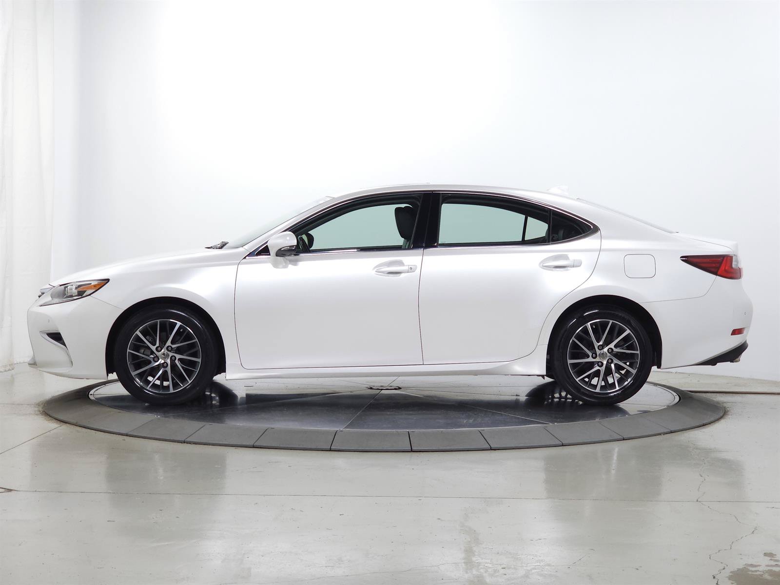 Used 2017 Lexus ES 350 w/ Luxury Package FWD image 4