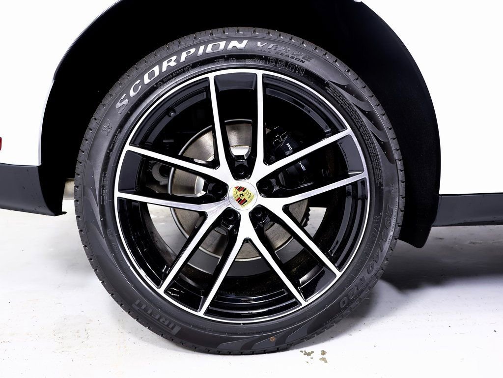 Certified 2025 Porsche Macan AWD/4WD image 20