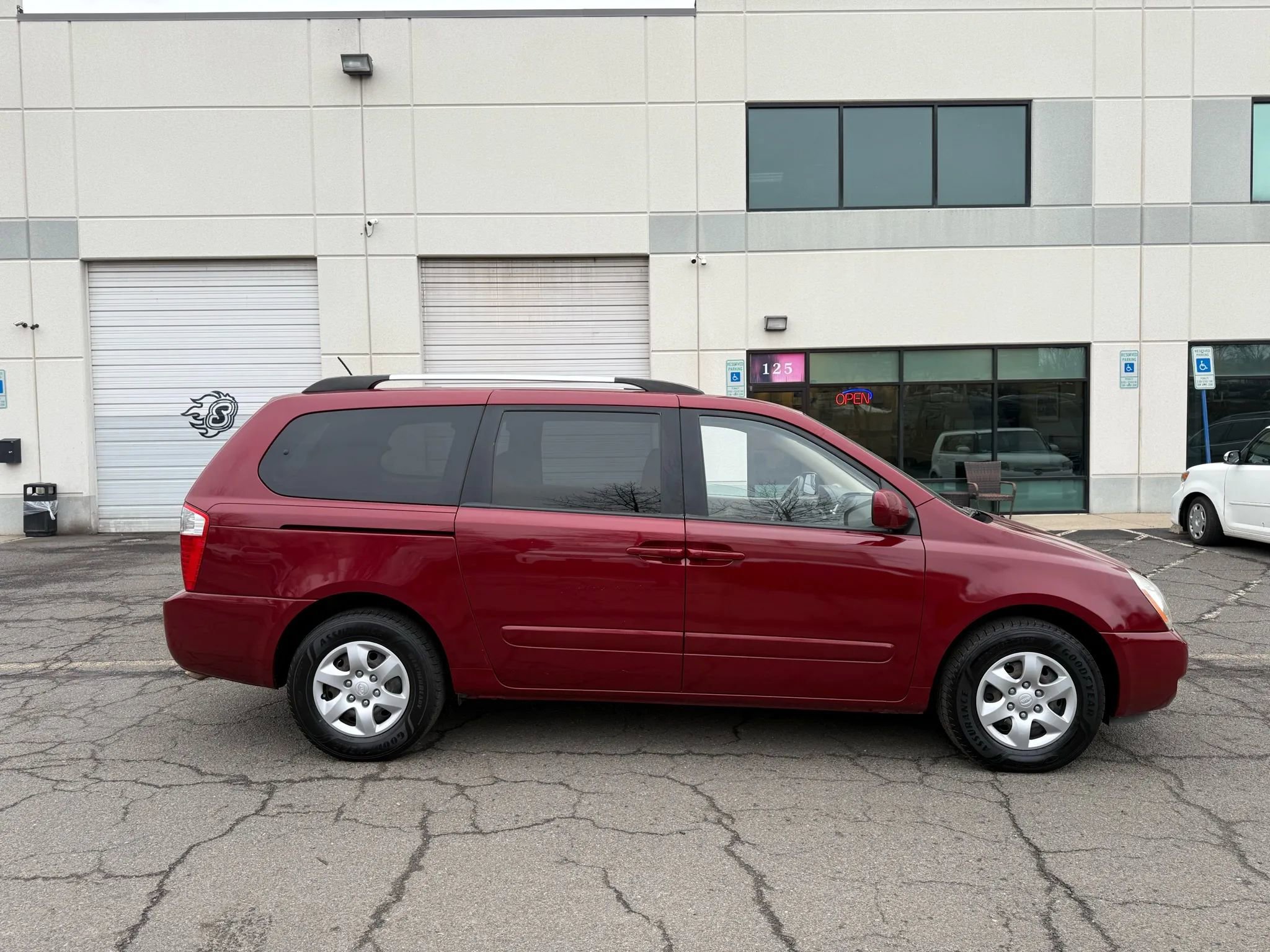Used 2010 Kia Sedona LX w/ PWR Pkg image 3