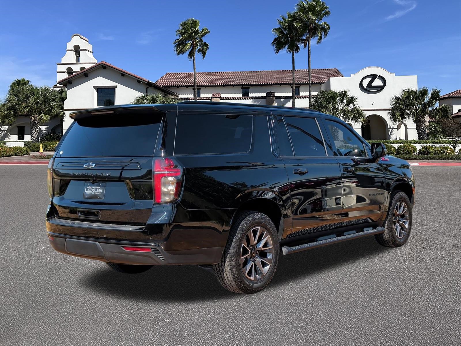 Used 2023 Chevrolet Suburban Z71 w/ Luxury Package image 2