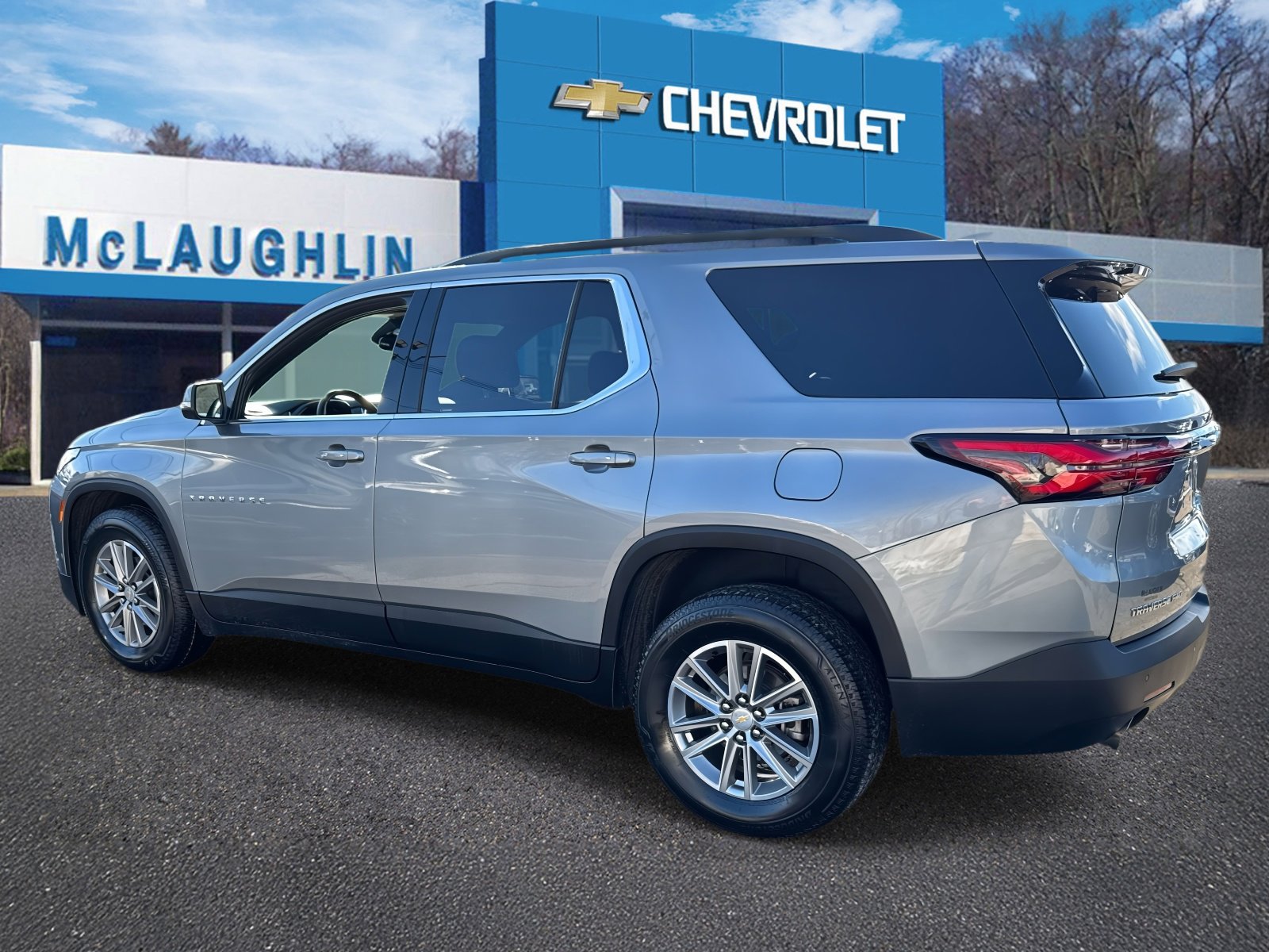 Used 2023 Chevrolet Traverse LT image 2